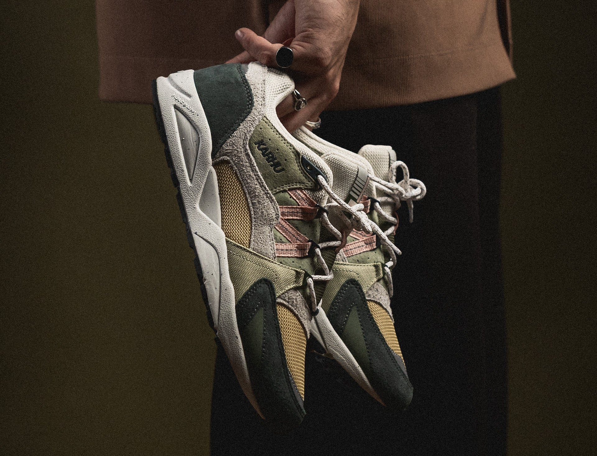 Karhu Fusion 2.0 darkest spruce cameo rose