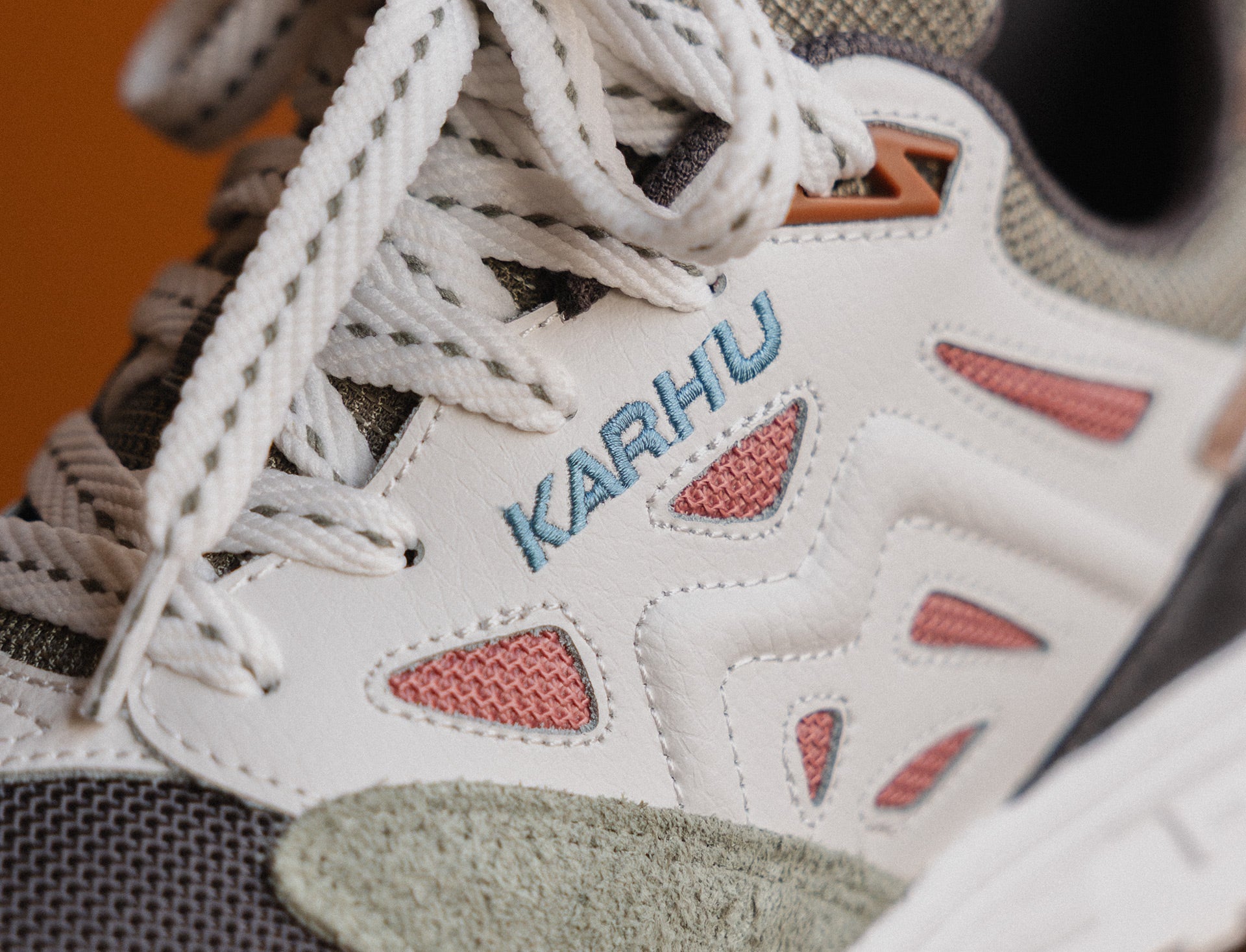 Karhu Legacy 96 'Flower' Pack dark gull gray light mahogany