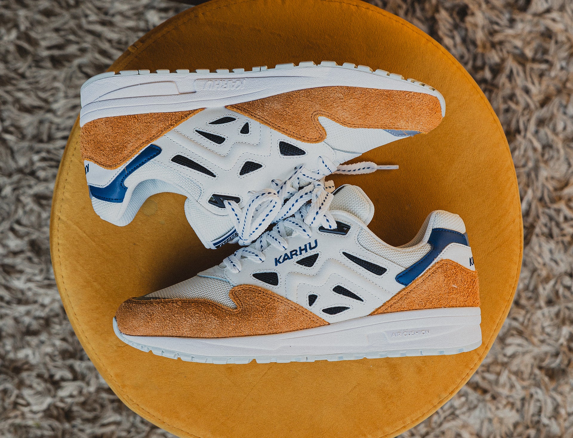 Karhu Legacy 96 pumpkin spice bright white