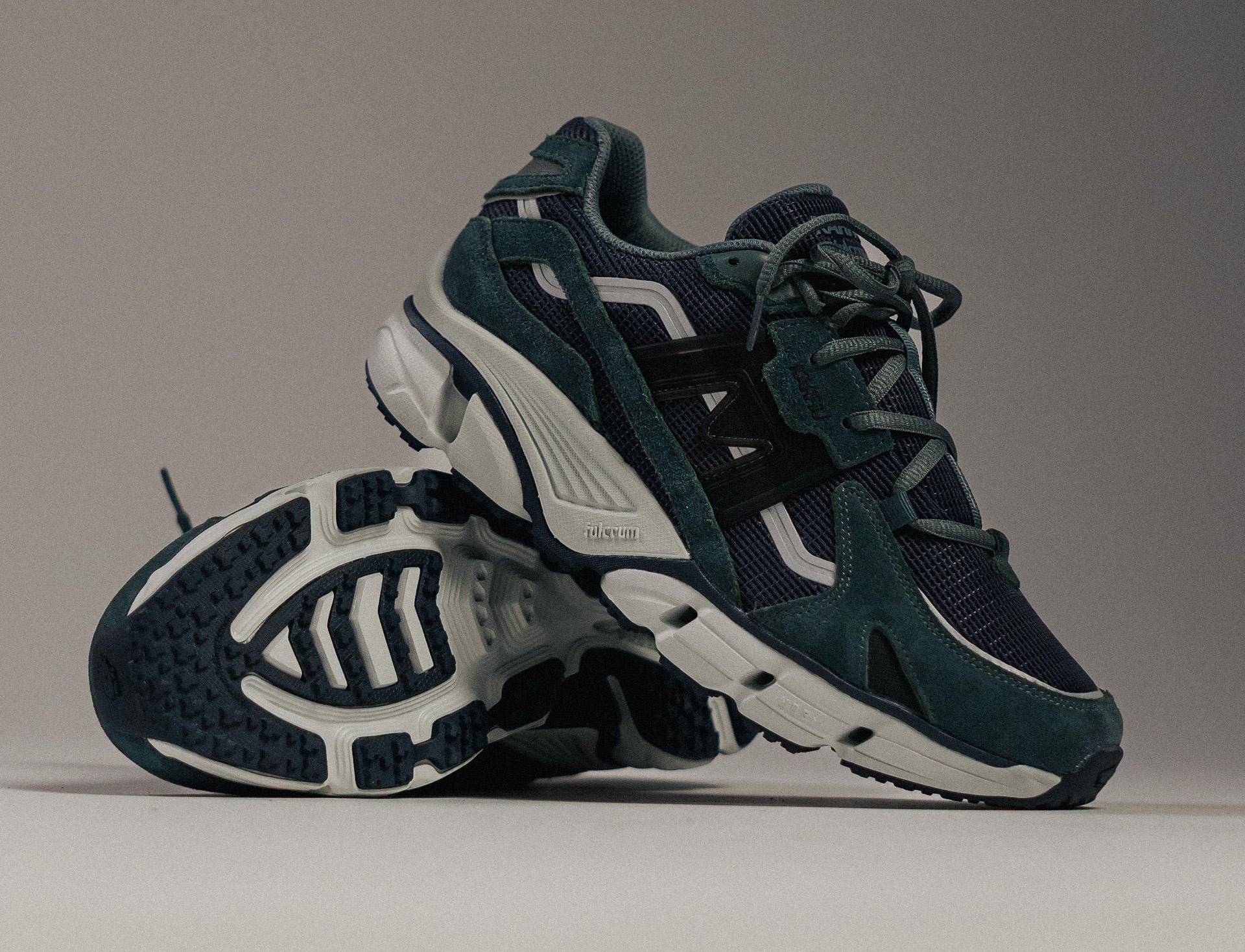 Karhu Super Fulcrum india ink black