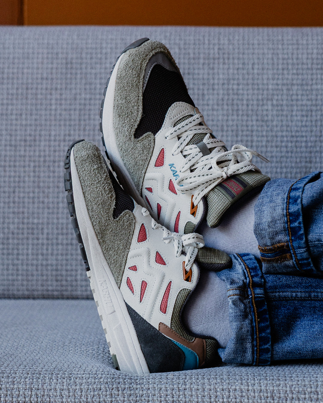 Karhu Legacy 96 'Flower' Pack dark gull gray light mahogany