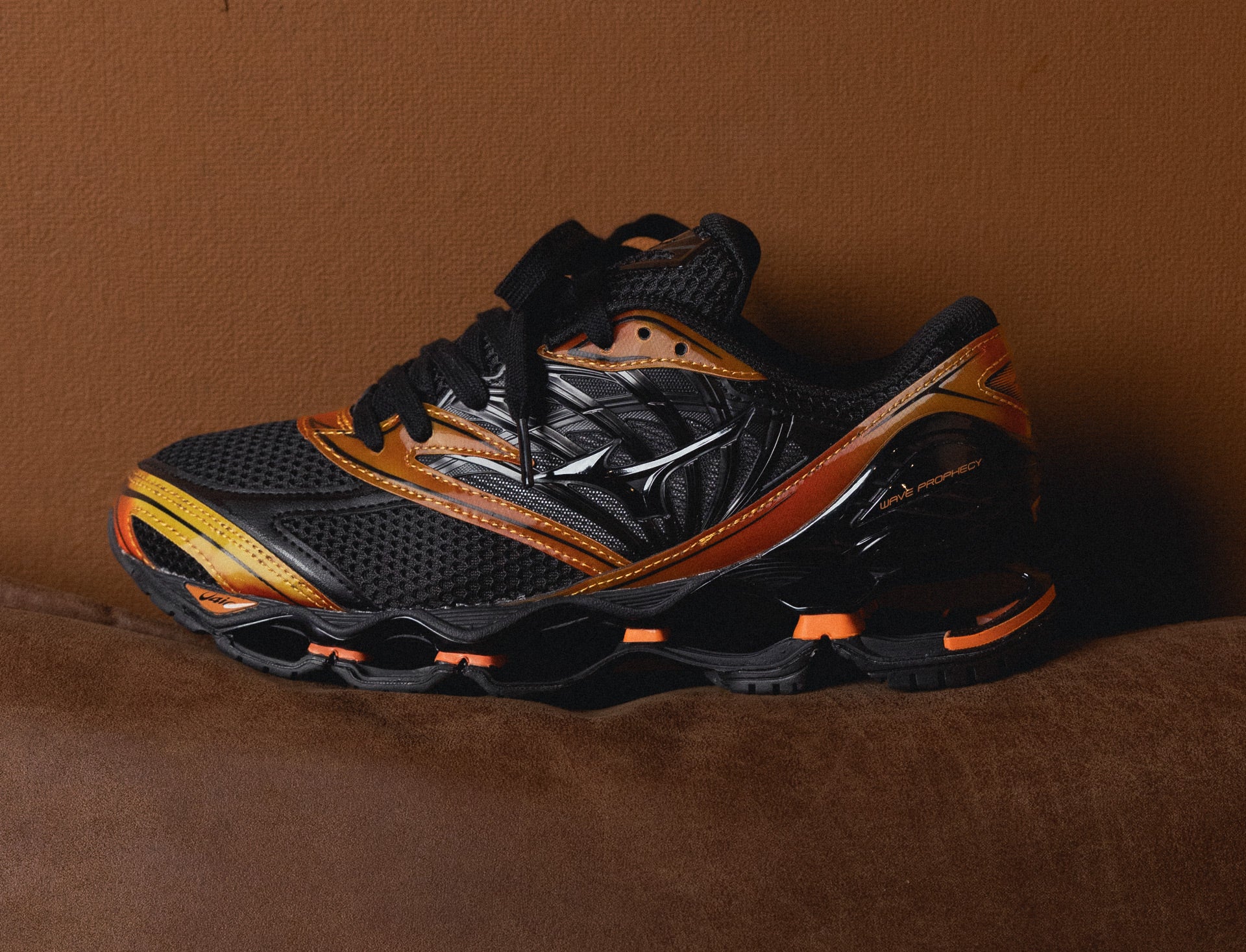 Mizuno Wave prophecy LS 'The Midnight Velocity' Pack black sand black autumn sunset