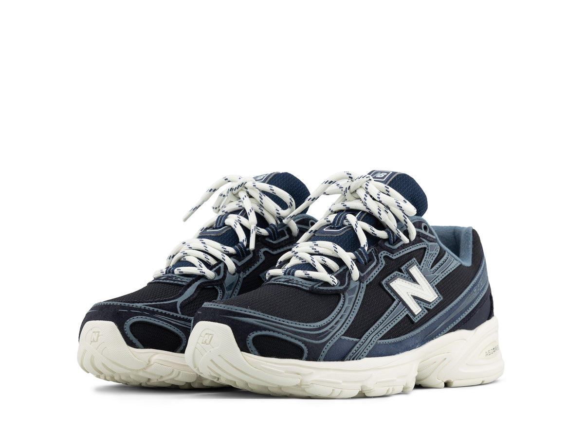 New Balance 740 dark night