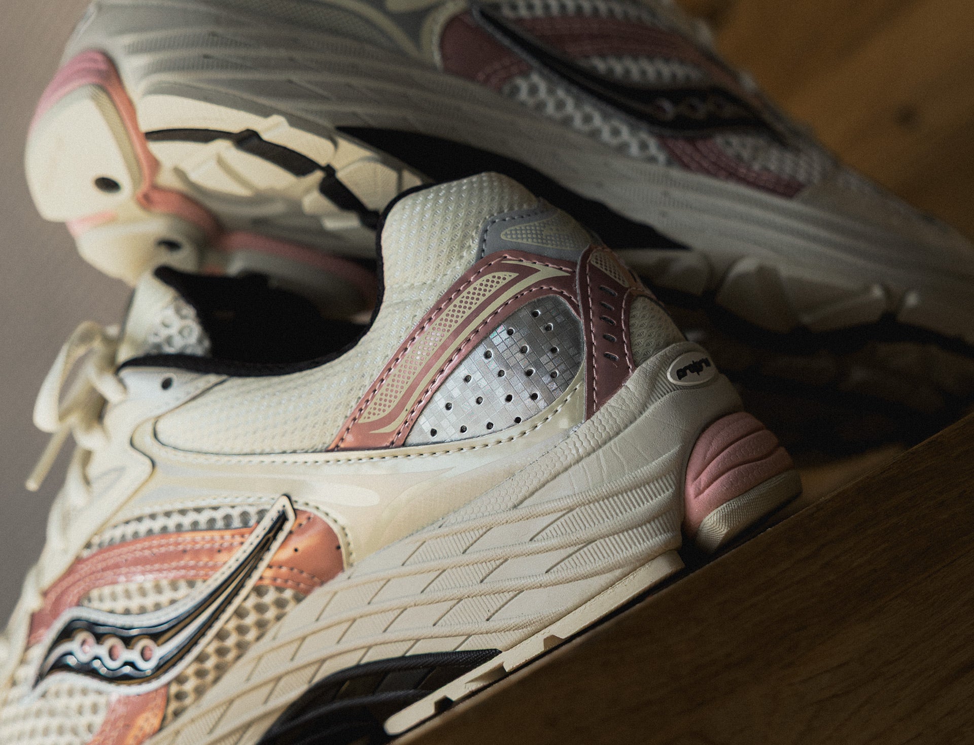 Saucony Progrid Omni 9 eggshell touch