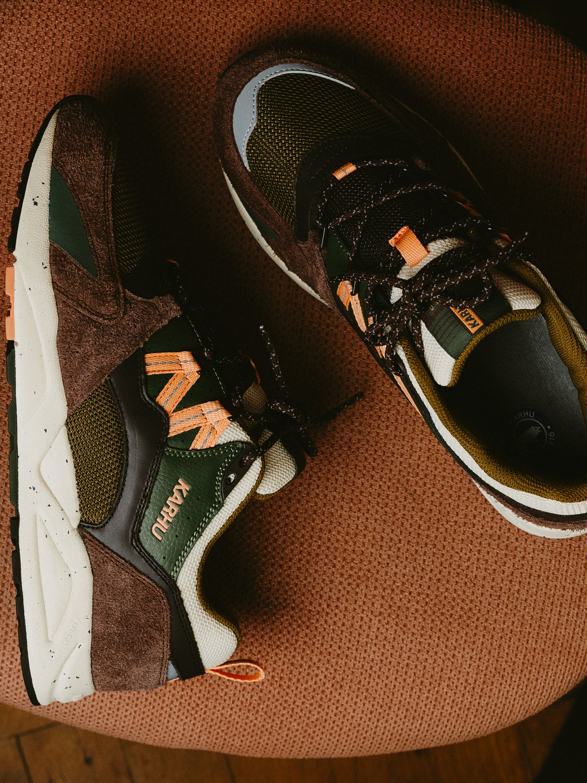 Karhu Fusion 2.0 shaved chocolate peach bloom