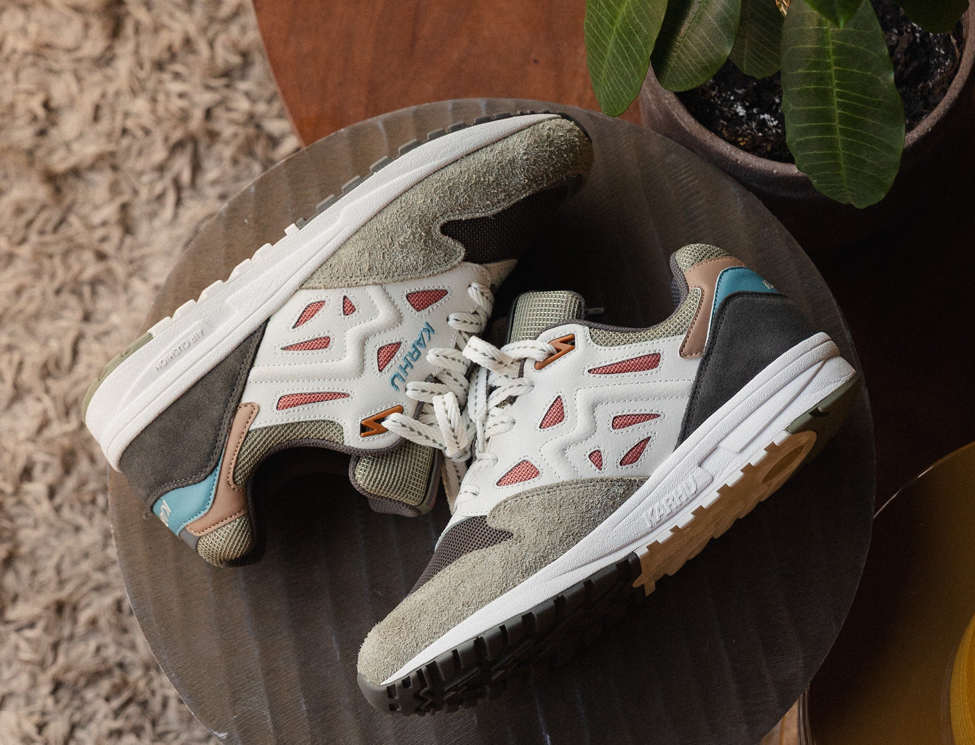 Karhu Legacy 96 'Flower' Pack dark gull gray light mahogany