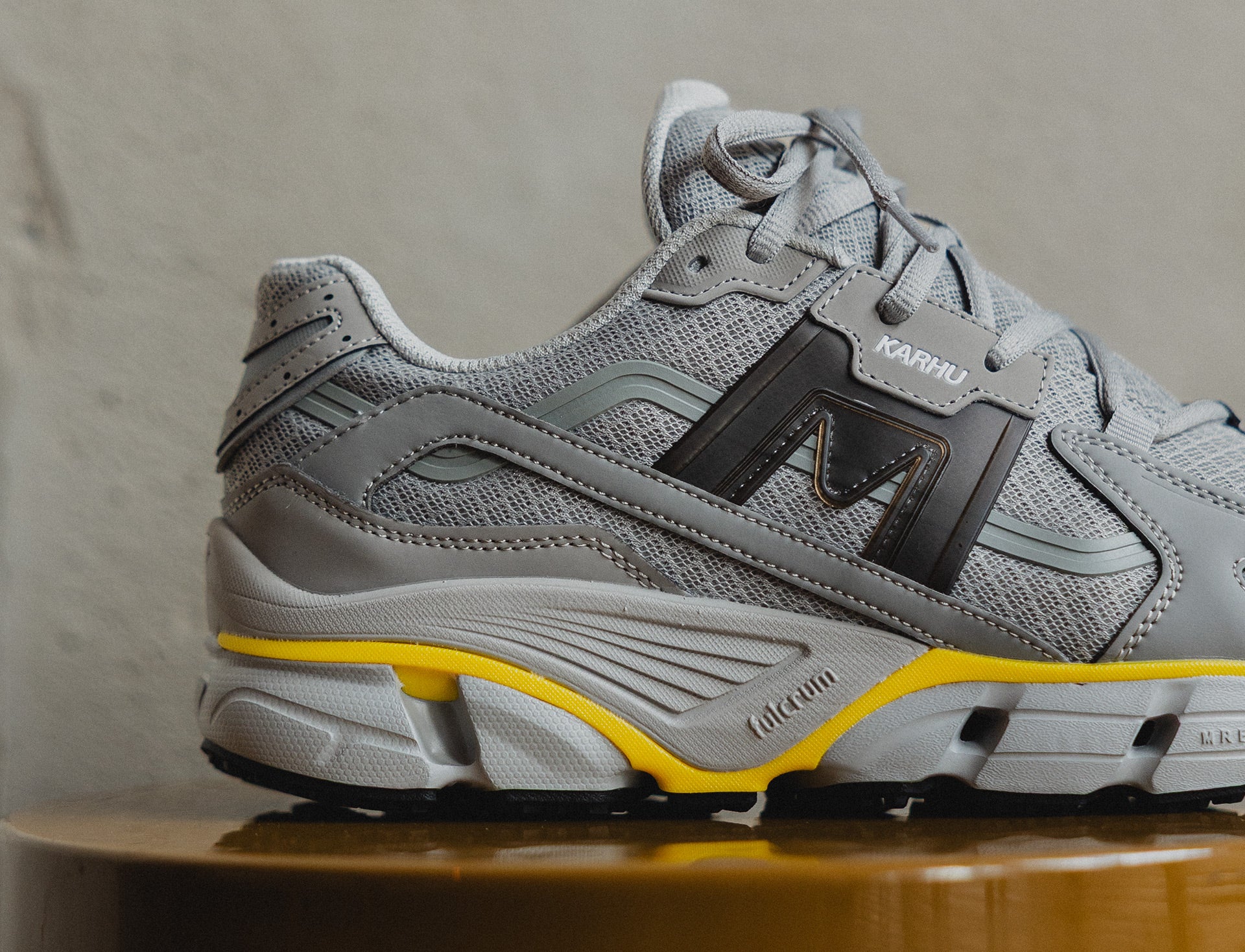 Karhu Super Fulcrum grey reflective jet black