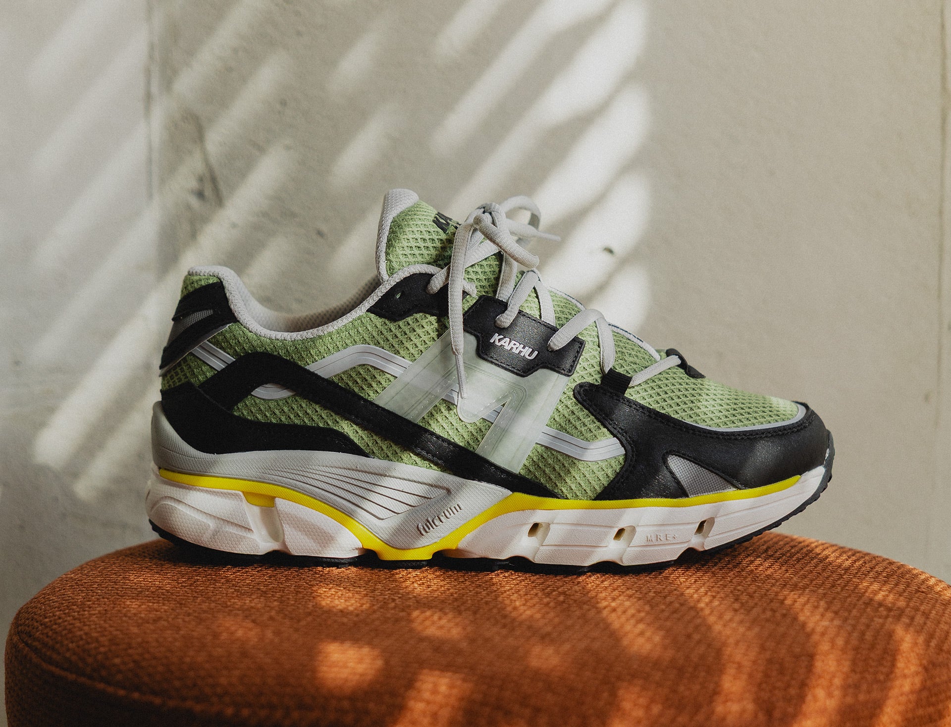 Karhu Super Fulcrum jet black epsom