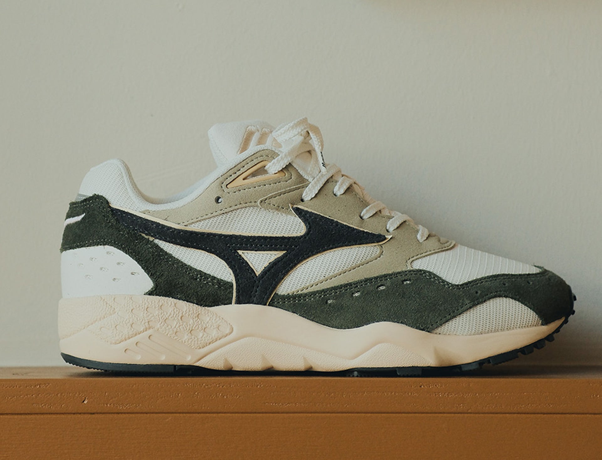 Mizuno Contender pristine black sand four leaf clover