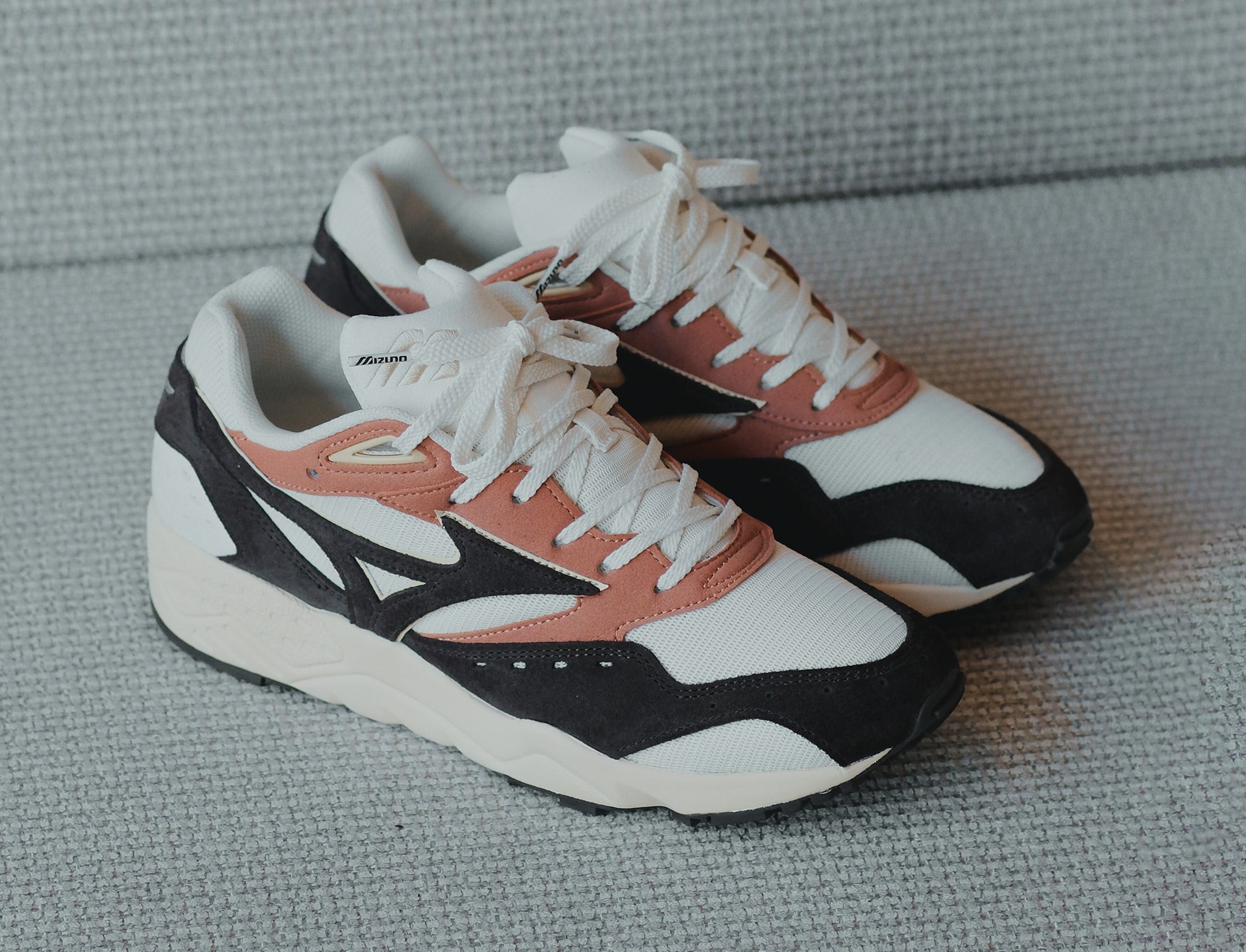 Mizuno Contender pristine mole sunburn