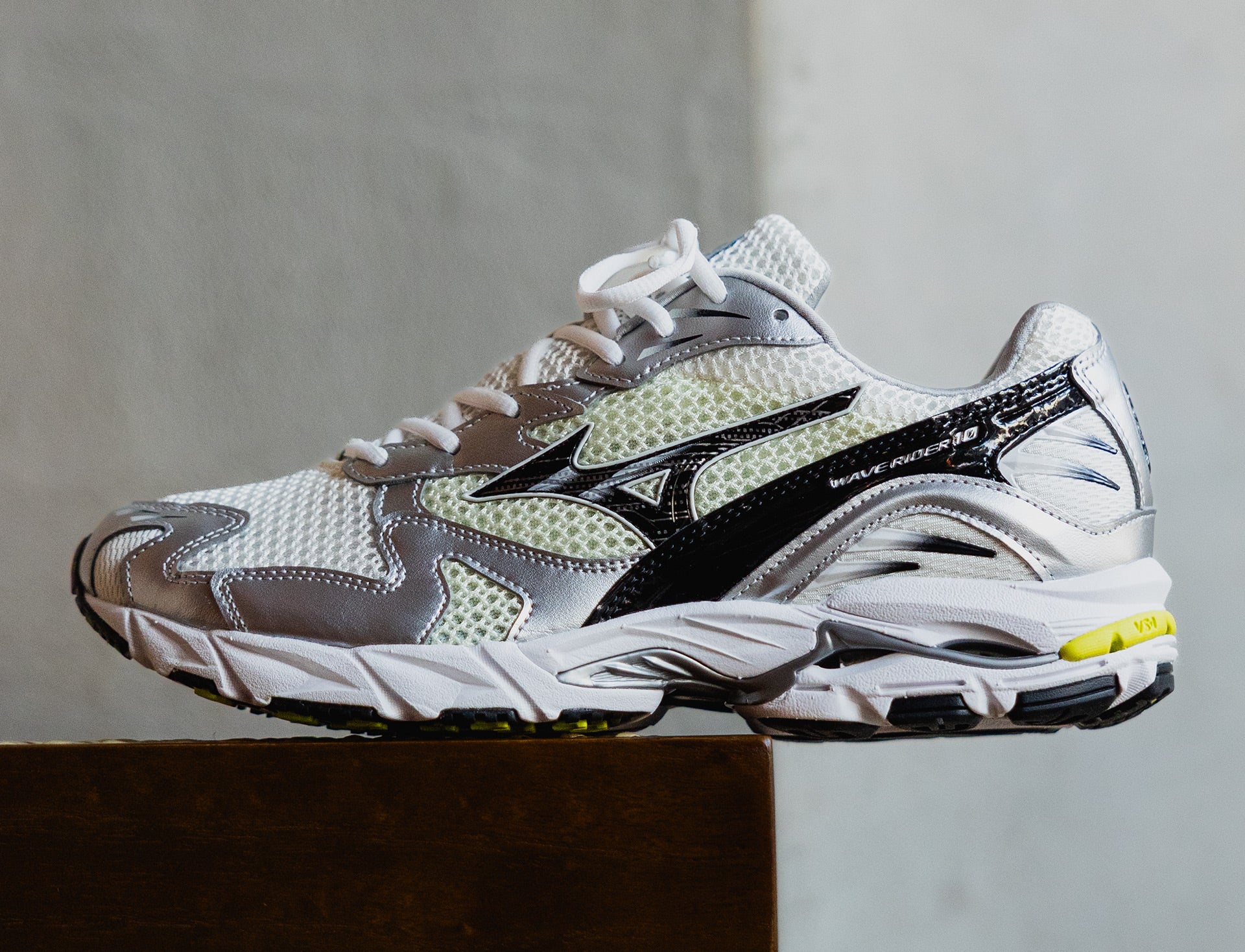 Mizuno Wave Rider 10 snow white black sylvan green