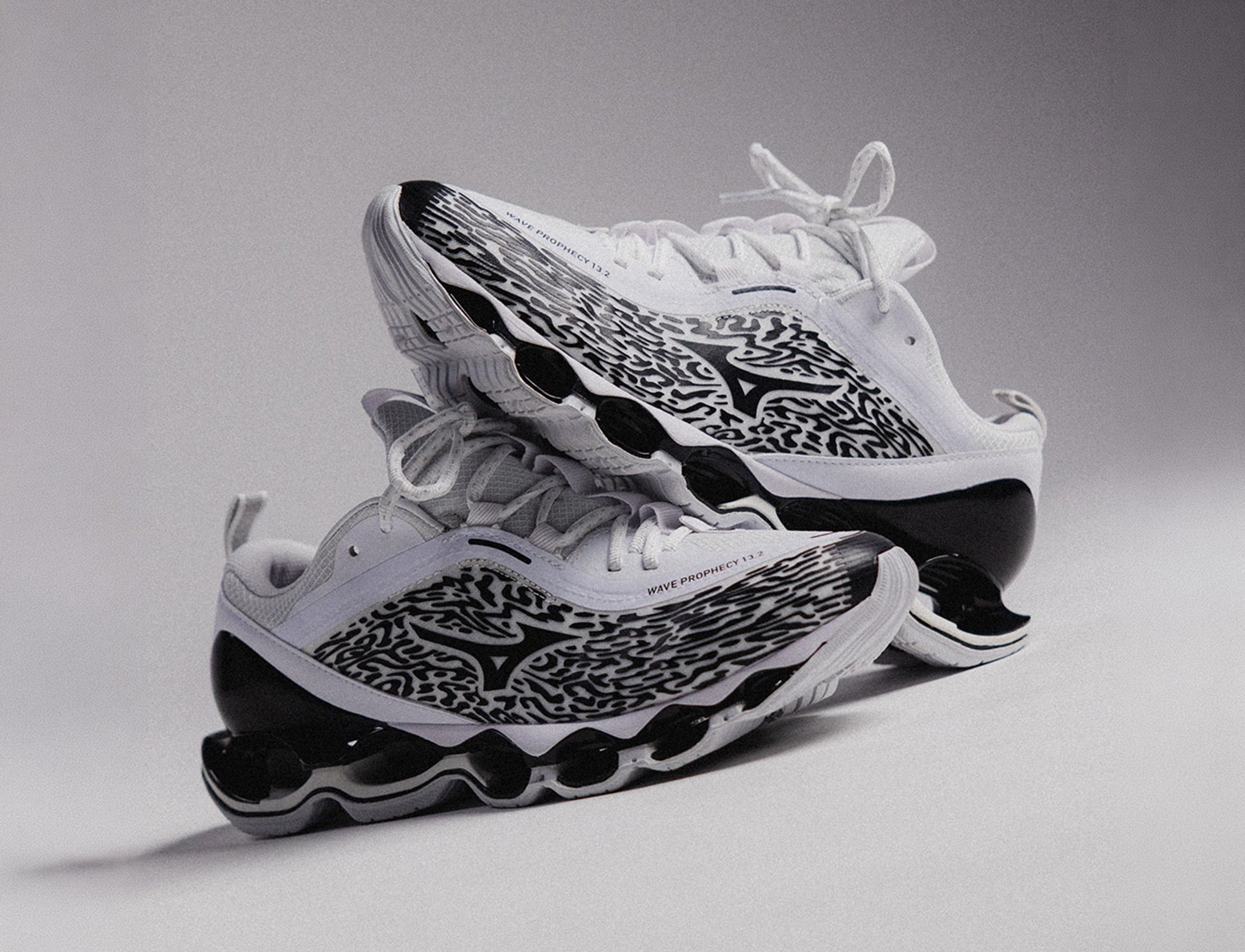 Mizuno Wave prophecy 13.2 white black