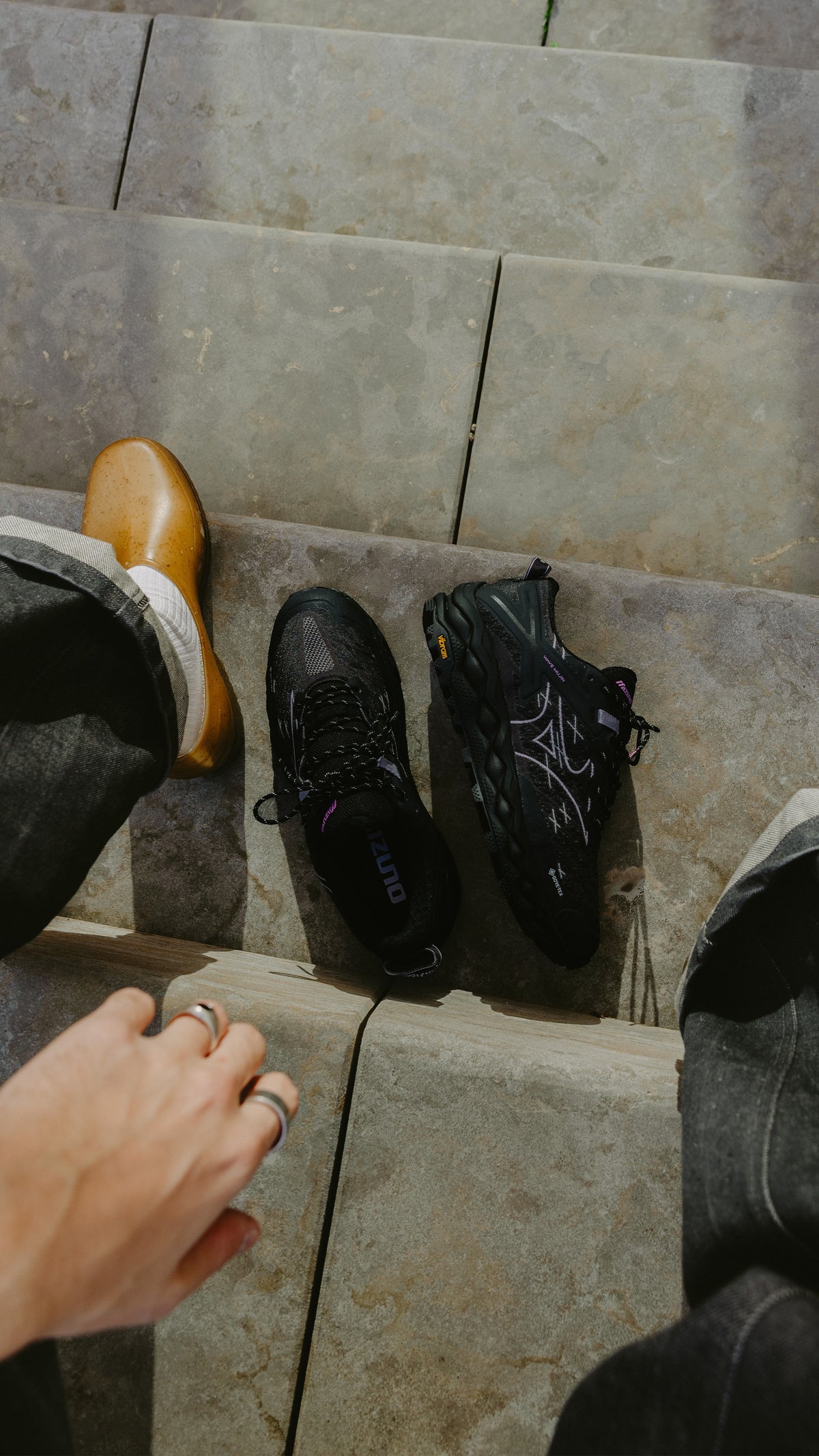 Mizuno Wave Mujin LS GTX black iris spring crocus