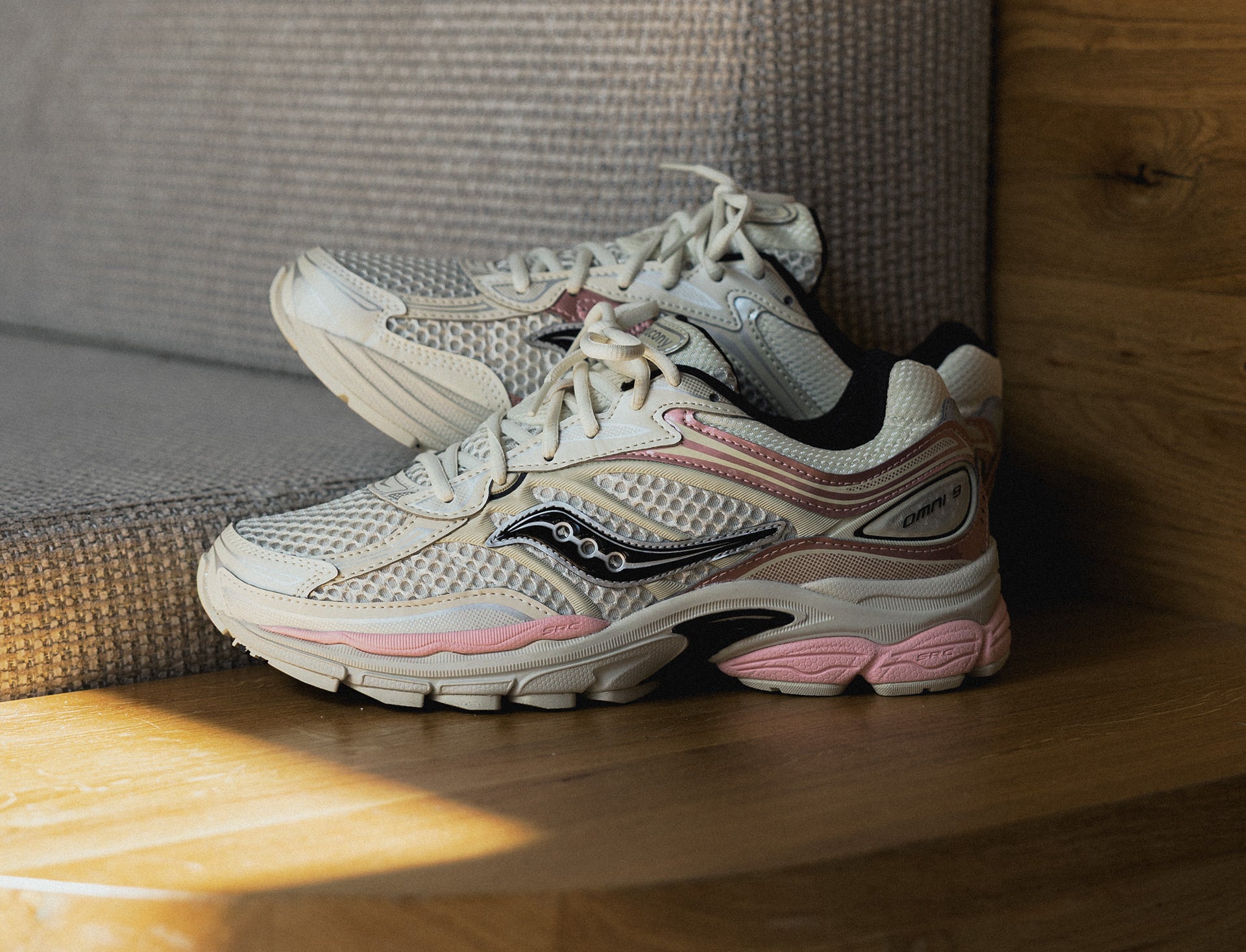 Saucony Progrid Omni 9 eggshell touch