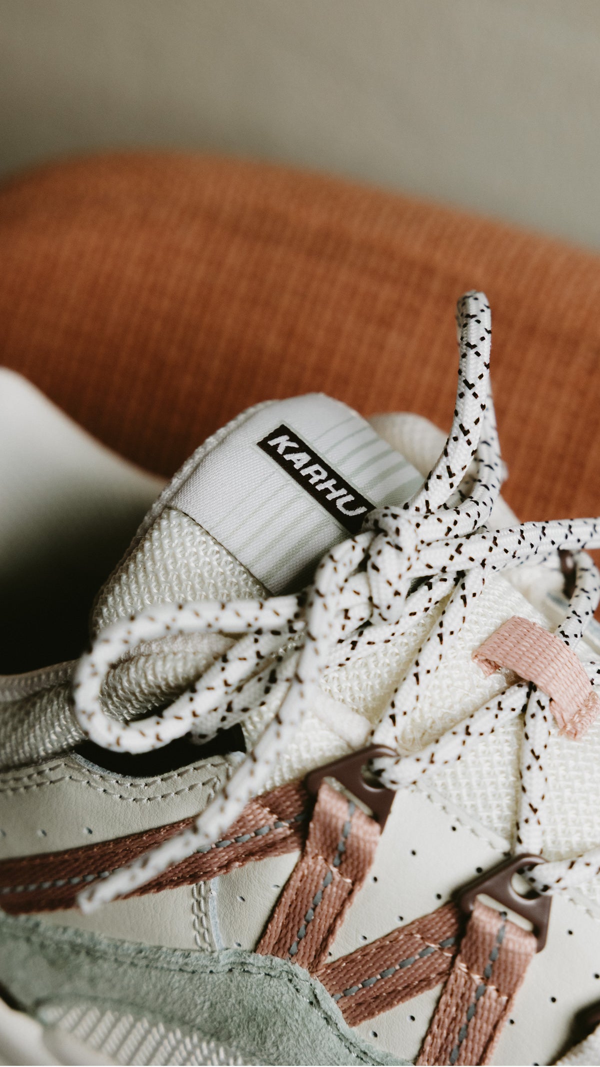 Karhu Fusion 2.0 shaved chocolate adobe rose