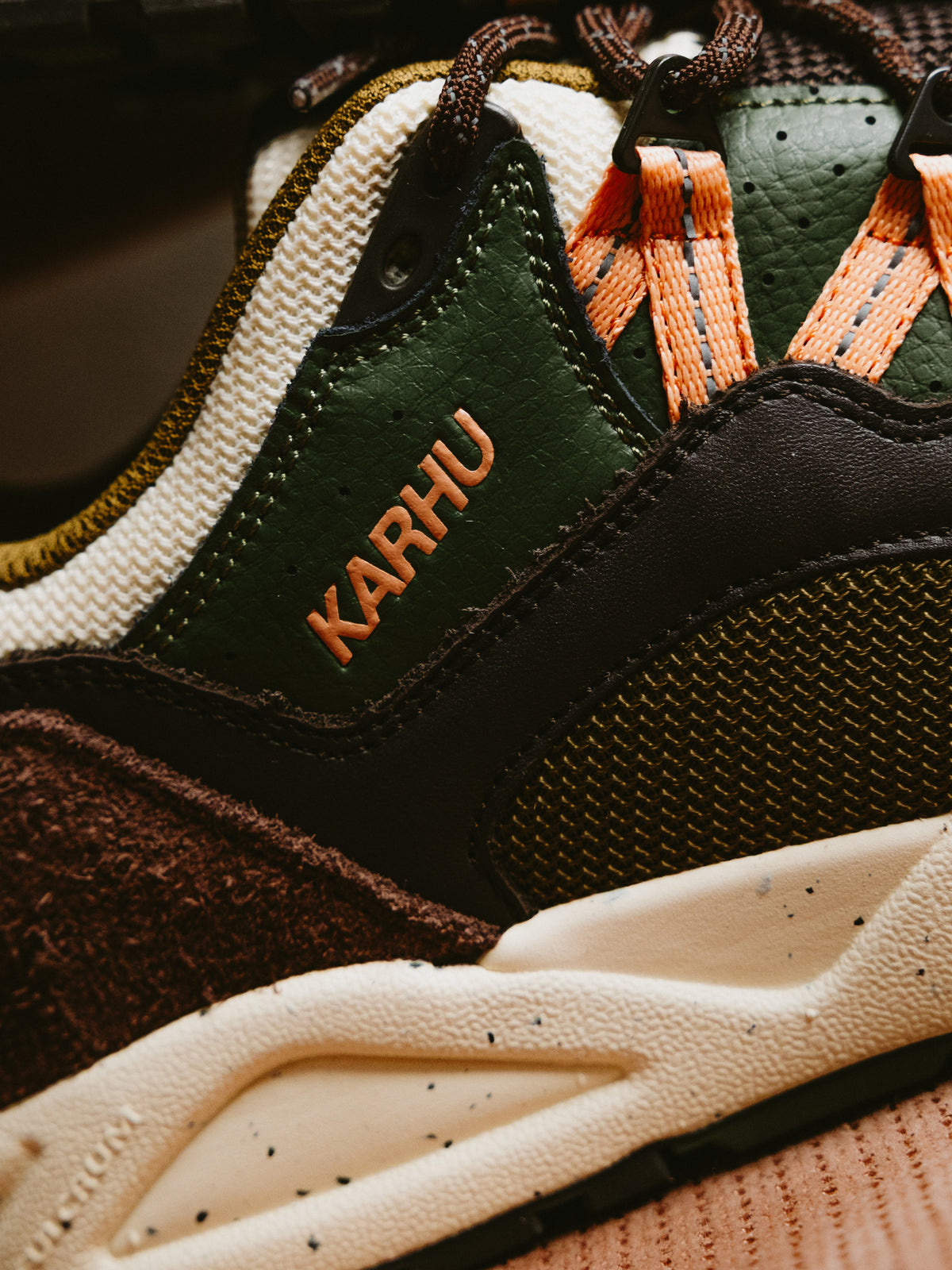 Karhu Fusion 2.0 shaved chocolate peach bloom