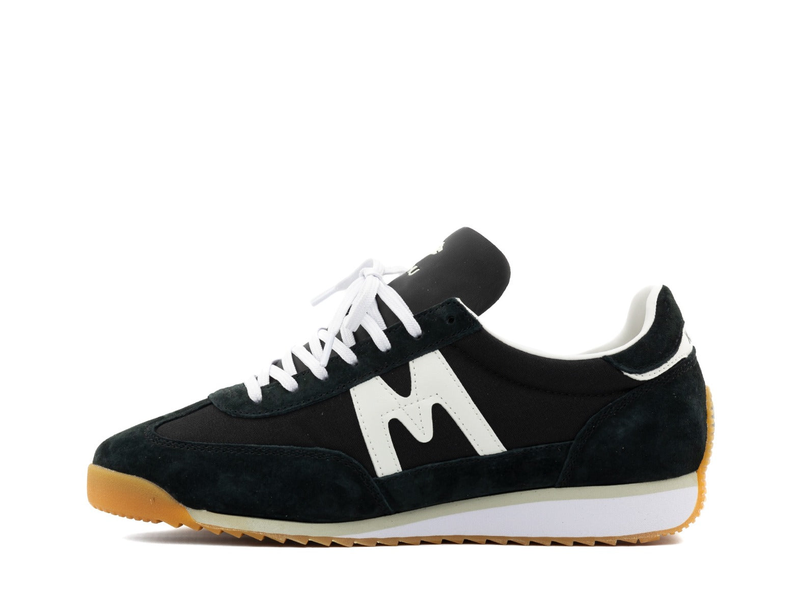 Karhu Mestari black white